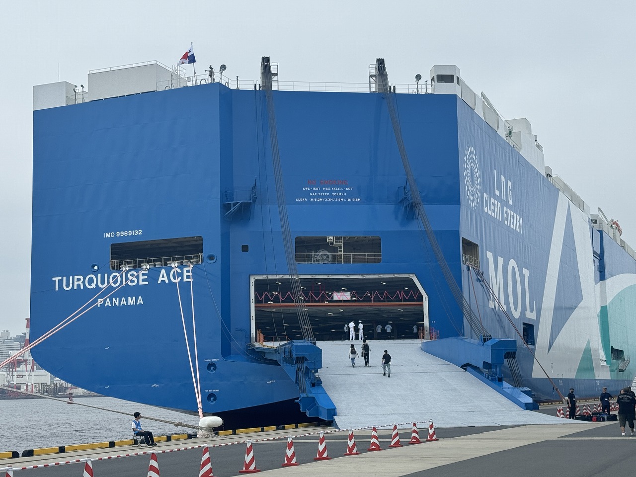 会場では自動車船や練習船を間近で見ることができる